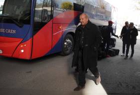 Rolland Courbis à la sortie du bus hier après-midi en arrivant au Roazhon Park pour affronter le Stade Rennais