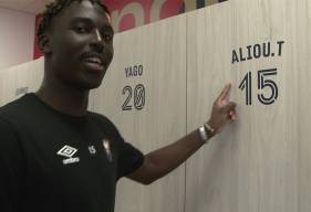 Aliou Traoré et les joueurs du Stade Malherbe Caen ont découvert leurs nouveaux casiers dans le vestiaire d'entraînement