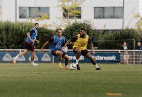 Yann M'Vila a fait ses premiers pas à l'entraînement avec le groupe professionnel hier matin à Venoix