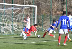 Soan Ameline au moment d'inscrire le premier but de l'Équipe de France U17 face à l'Italie (© FFF)