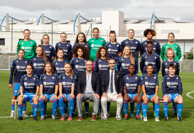 Hubert Couppey et le Président Ziad Hammoud aux côtés des joueuses du Stade Malherbe Caen lors de la photo officielle