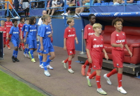 Les jeunes joueurs du Challenge Starwash à la mi-temps du premier match de la saison au stade Michel d'Ornano