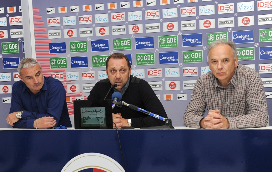 Alain Cavéglia et Xavier Gravelaine, respectivement directeur sportif et directeur général du Stade Malherbe, ont présenté Francis De Taddeo à la presse.