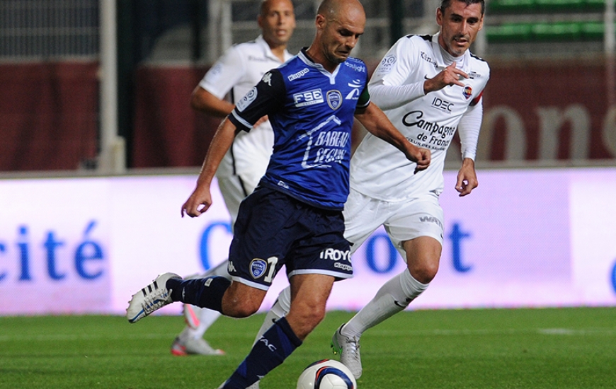 Benjamin Nivet, le capitaine troyen, pourchassé, ici, par Julien Féret lors du match aller, n'exclut pas de poursuivre sa carrière encore une saison à Troyes.