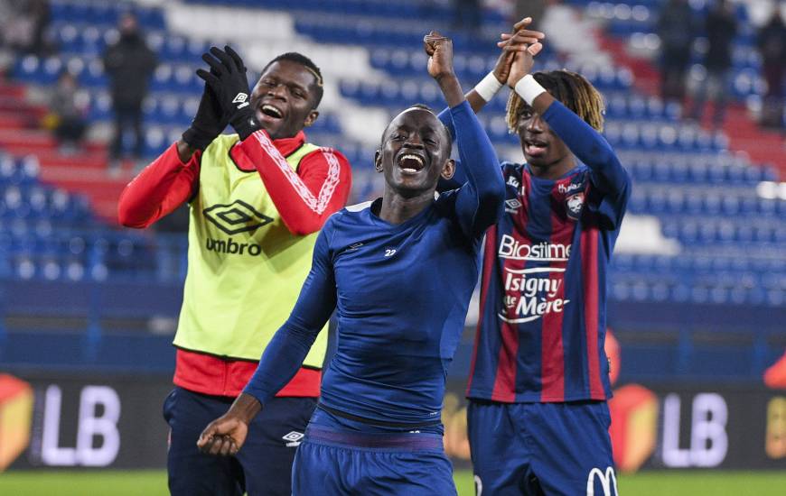 Les joueurs du Stade Malherbe Caen ont longtemps fêté la victoire avec leurs supporters après la rencontre