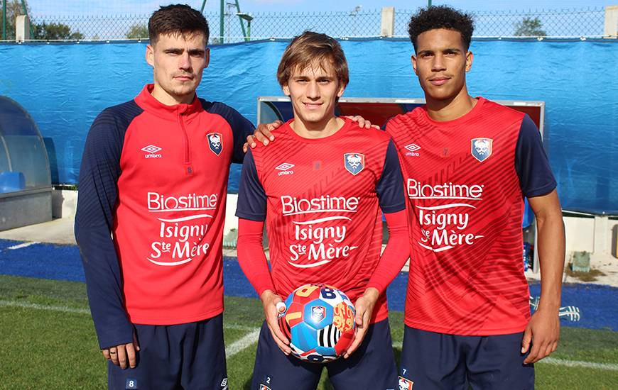 Jessy Deminguet, Loup Hervieu et Nicholas Gioacchini avec le nouveau ballon SM Caen x Seb Toussaint