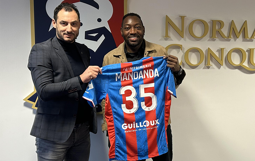 16 ans après son départ du Stade Malherbe Caen, Parfait Mandanda signe un contrat professionnel avec les "rouge et bleu" 