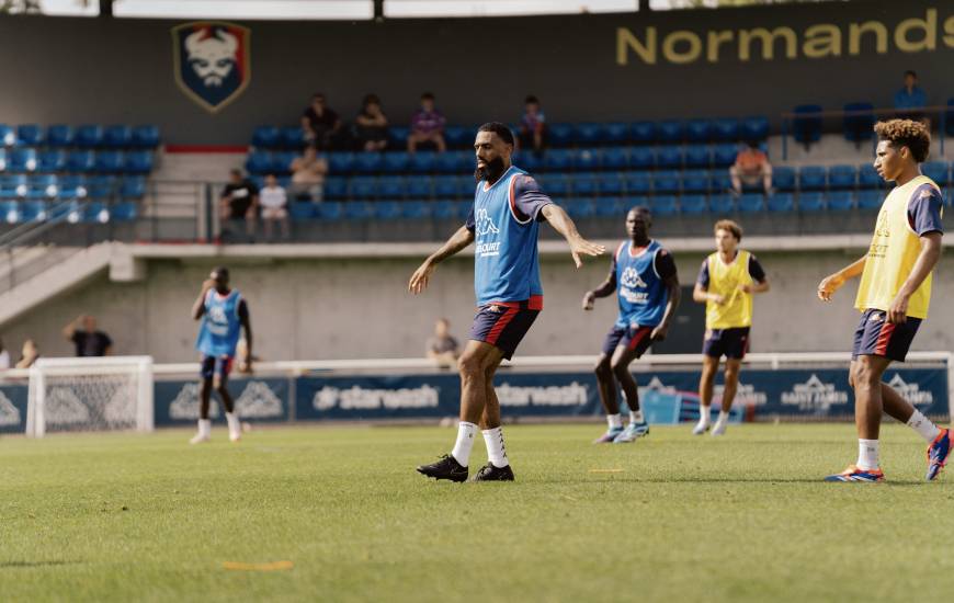 Revivez la matinée de notre nouveau milieu de terrain Yann M'vila