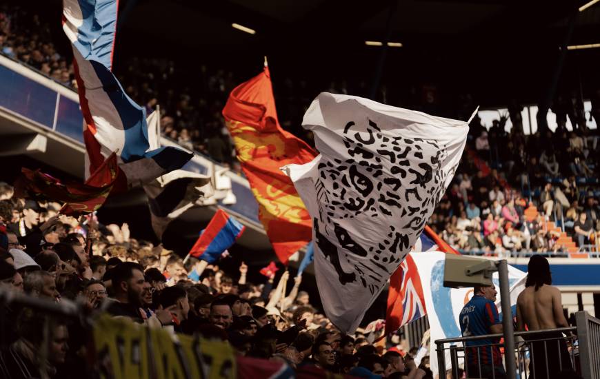 Revivez les moments forts du match SM Caen 2-2 Pau FC de ce samedi, en plongeant au cœur des coulisses de la rencontre