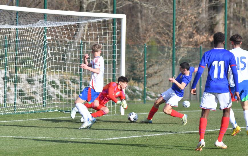 Soan Ameline au moment d'inscrire le premier but de l'Équipe de France U17 face à l'Italie (© FFF)