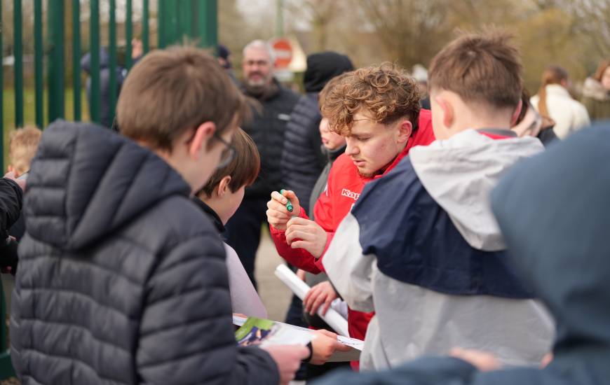 En fin de séance, des dizaines d'enfants ont pu rencontrer nos joueurs avec au programme : dédicaces et photos.