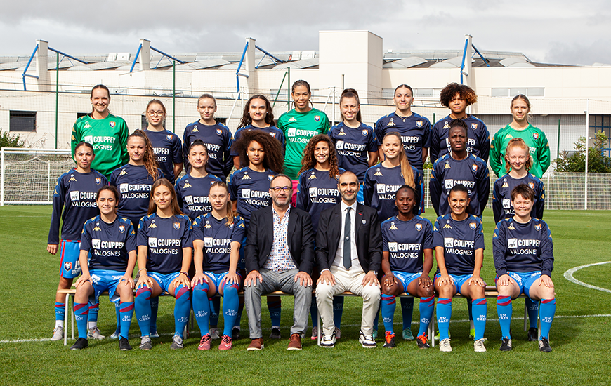 Hubert Couppey et le Président Ziad Hammoud aux côtés des joueuses du Stade Malherbe Caen lors de la photo officielle