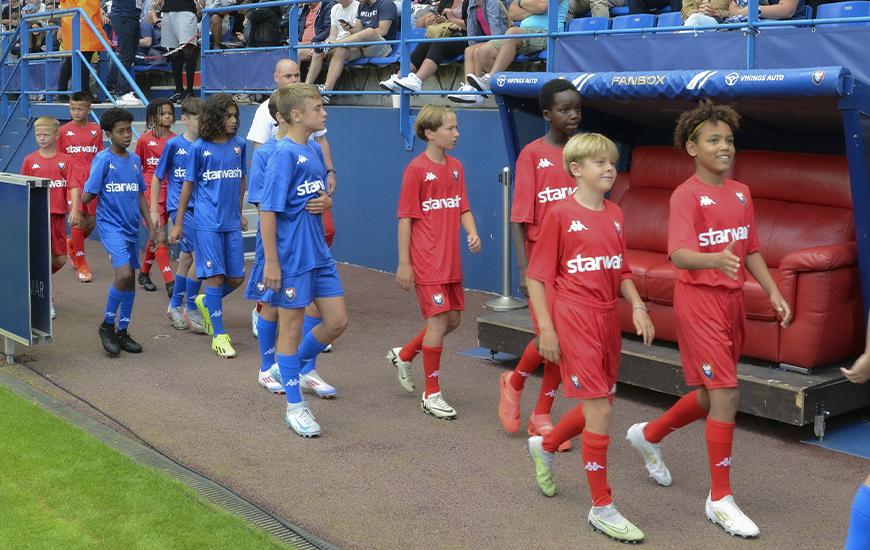 Les jeunes joueurs du Challenge Starwash à la mi-temps du premier match de la saison au stade Michel d'Ornano